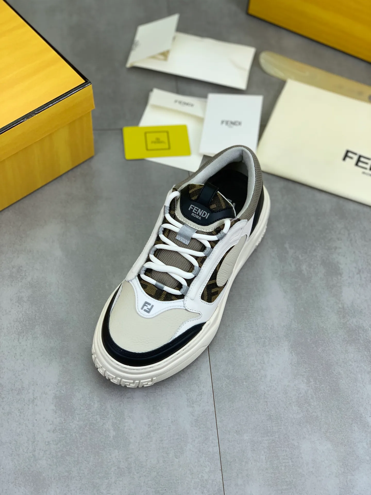 Men's men's shoes 💰P760 new style 💰💎💎💎 summer hot style [FENDI Fendi] top version 🆕New sneakers, wavy soles engraved with original words. Embossed Fendi Flow lettering on the heel. The upper is made of high-end calfskin and breathable materials. Original lining with tone-on-tone details decorated with innovative handcrafting techniques. Ultra-light and wear-resistant TPU and IP foam soles, overall lightweight and comfortable. Size:39-44 (38 45 can be customized)